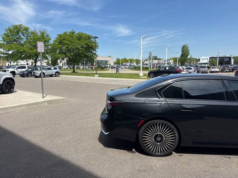 Used 2025 BMW 740i xDrive AWD/4WD image 6