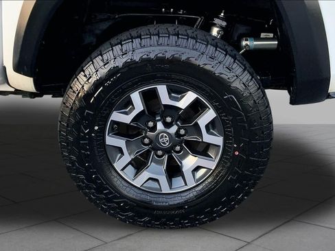 Used 2019 Toyota Tacoma TRD Off-Road w/ Technology Package AWD/4WD image 11