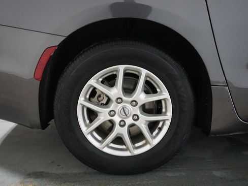 Used 2022 Chrysler Pacifica Touring-L image 10