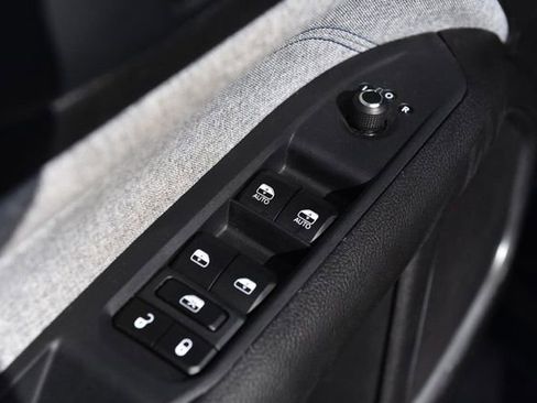 Used 2025 Jeep Compass Latitude image 8