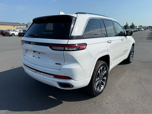 Used 2022 Jeep Grand Cherokee Overland w/ Luxury Tech Group IV AWD/4WD image 9