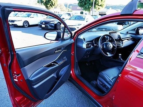 Used 2022 Toyota C-HR XLE image 35