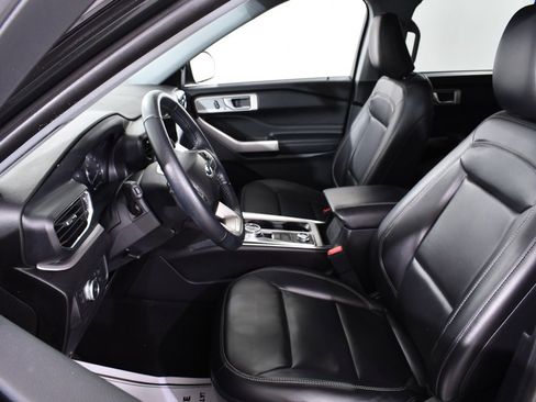 Used 2022 Ford Explorer XLT w/ Equipment Group 202A image 6