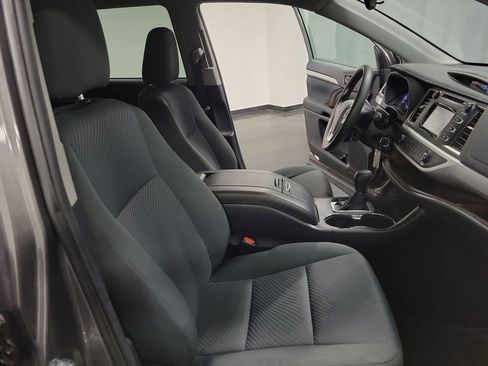 Used 2019 Toyota Highlander LE FWD image 23
