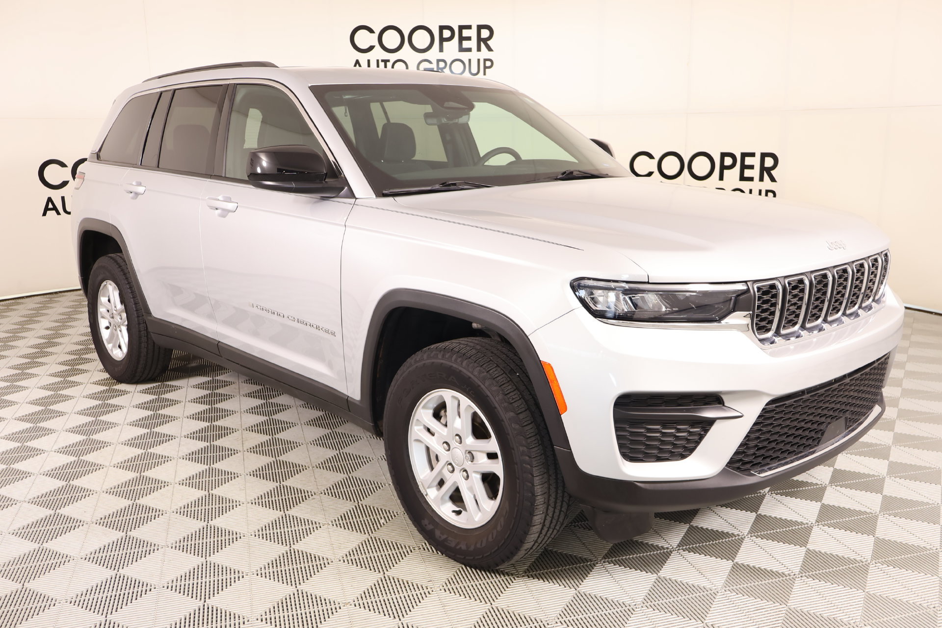 Used 2025 Jeep Grand Cherokee Laredo AWD/4WD 360° Tour