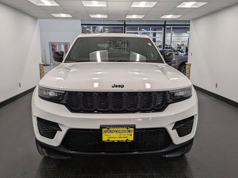 Used 2024 Jeep Grand Cherokee Altitude image 2