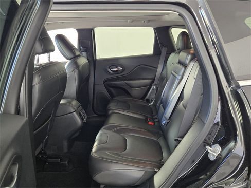 Used 2016 Jeep Cherokee Limited image 8