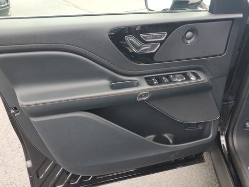 New 2026 Lincoln Aviator AWD image 8