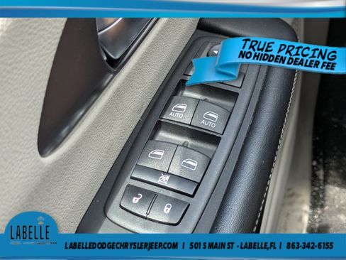 Used 2023 Chrysler Pacifica Touring-L FWD image 17