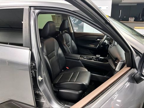 Used 2023 Nissan Rogue SV w/ SV Premium B Package image 11