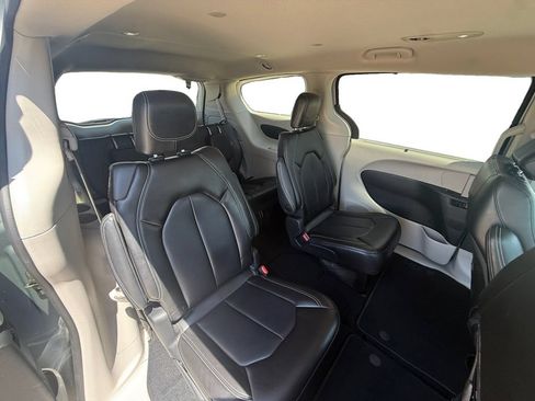 Used 2023 Chrysler Pacifica Touring-L FWD image 17