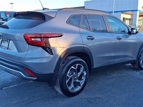 Certified 2025 Chevrolet Trax LT w/ Driver Confidence Package image 8