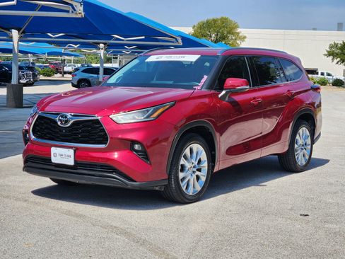 Used 2021 Toyota Highlander Limited FWD image 2