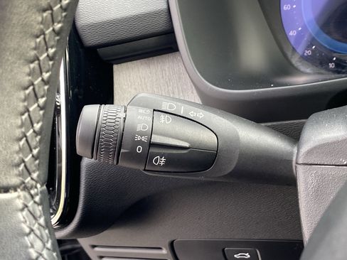 Used 2025 Volvo XC40 B5 Core image 23