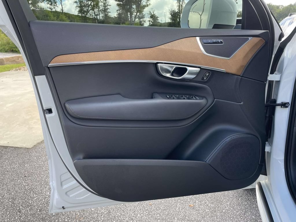 Used 2025 Volvo XC90 T8 Plus w/ Protection Package Premier AWD/4WD image 5