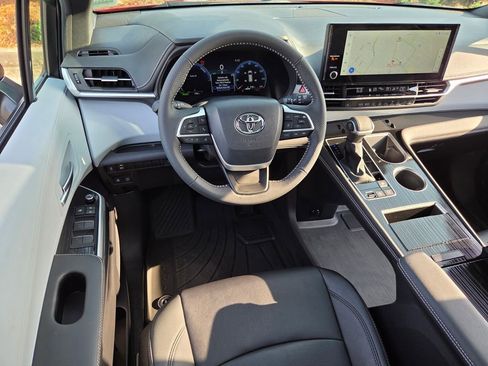 Used 2025 Toyota Sienna XSE image 6