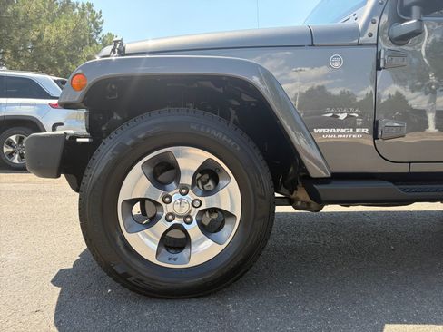 Used 2017 Jeep Wrangler Unlimited Sahara w/ Connectivity Group AWD/4WD image 10