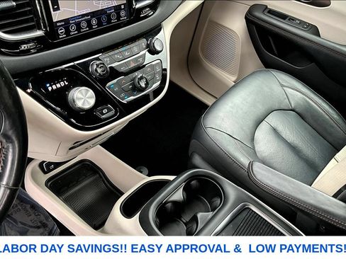 Used 2019 Chrysler Pacifica Touring-L Plus FWD image 17