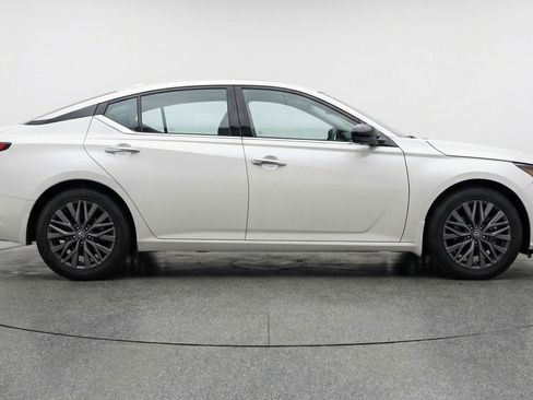 Used 2025 Nissan Altima 2.5 SV image 11