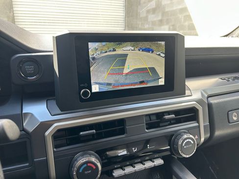 Used 2025 Toyota Tacoma SR5 AWD/4WD image 17