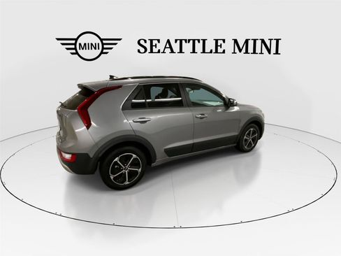 Used 2023 Kia Niro EX FWD image 11