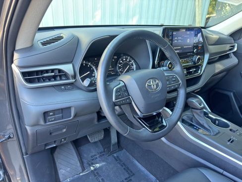 Used 2021 Toyota Highlander XLE FWD image 12