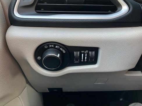 Used 2023 Chrysler Voyager LX image 22