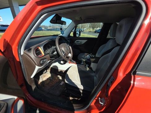 Used 2017 Jeep Renegade Latitude w/ Cold Weather Group image 12