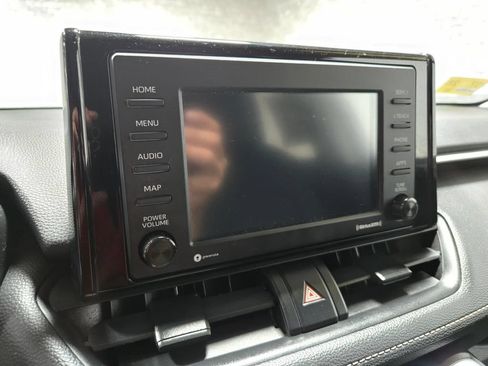 Used 2021 Toyota RAV4 LE AWD/4WD image 19
