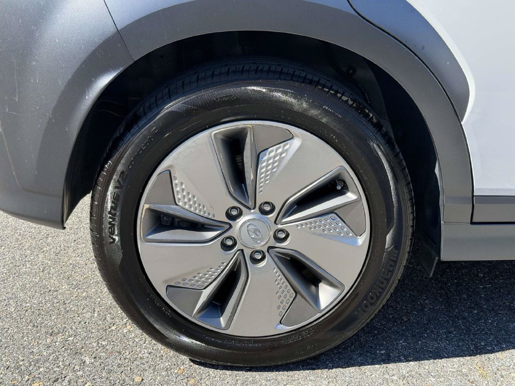 Used 2021 Hyundai Kona Limited w/ Cargo Package FWD image 7