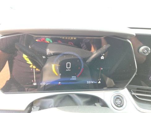 Used 2025 Chevrolet Trax LT w/ LT Convenience Package image 2