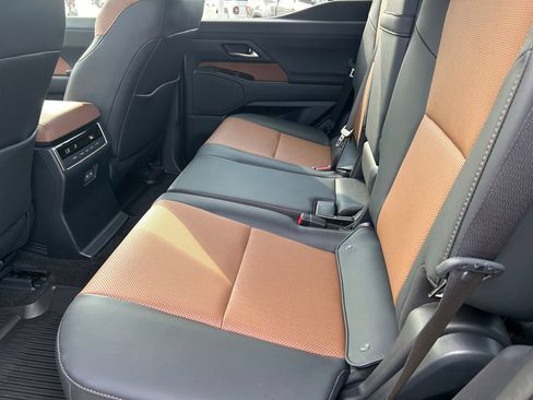 Used 2025 Lexus GX 550 w/ Accessory Package (31) AWD/4WD image 18