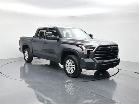 Used 2022 Toyota Tundra SR5 w/ SR5 Convenience Package image 5