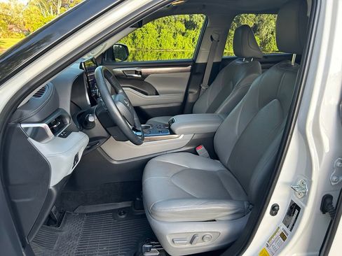 Used 2023 Toyota Highlander Limited FWD image 15