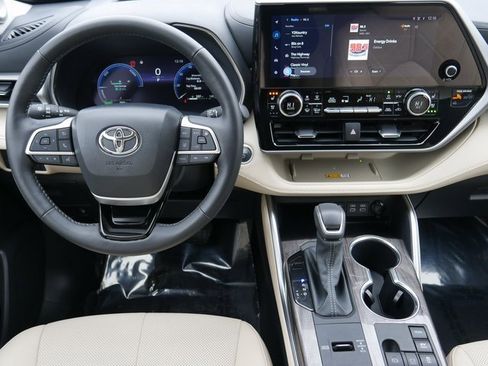 Used 2024 Toyota Highlander Platinum image 18