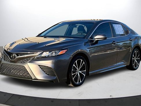 Used 2020 Toyota Camry SE image 4