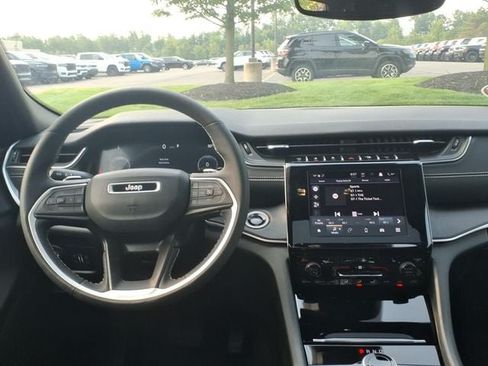 Used 2024 Jeep Grand Cherokee Altitude AWD/4WD image 10