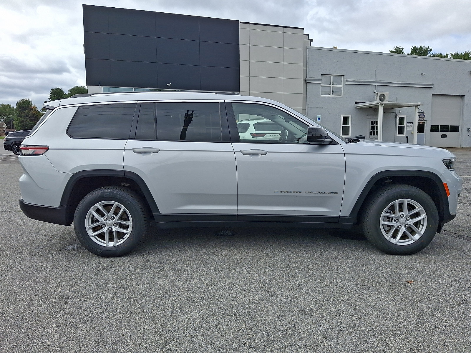 Used 2023 Jeep Grand Cherokee L Laredo w/ Luxury Tech Group I AWD/4WD image 7