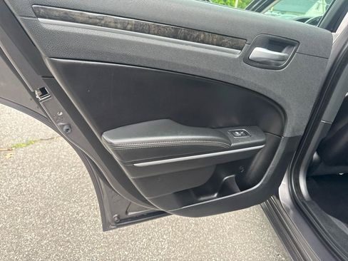 Used 2019 Chrysler 300 Limited AWD/4WD image 40