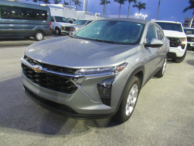 Used 2026 Chevrolet Trax LS w/ LS Convenience Package FWD image 2