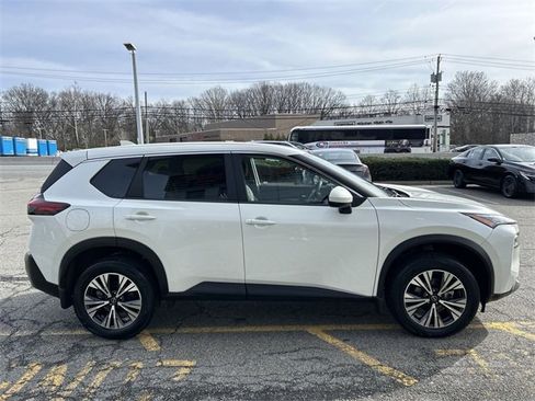 Used 2023 Nissan Rogue SV image 9