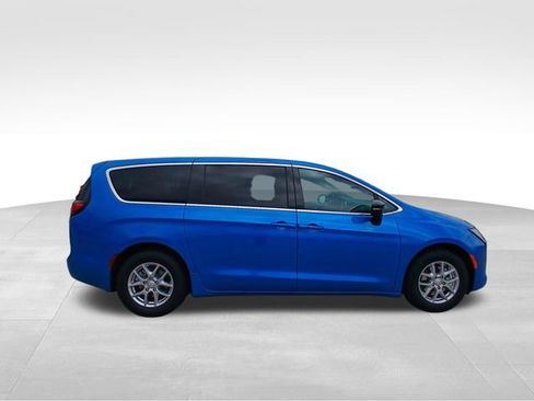 New 2027 Chrysler Pacifica Select FWD image 6