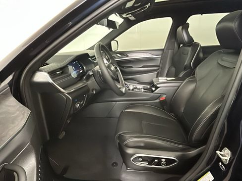 Used 2023 Jeep Grand Cherokee Overland w/ Luxury Tech Group IV AWD/4WD image 14