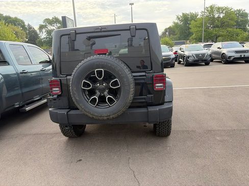 Used 2018 Jeep Wrangler Unlimited Sahara AWD/4WD image 6