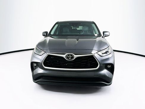 Used 2024 Toyota Highlander LE image 2