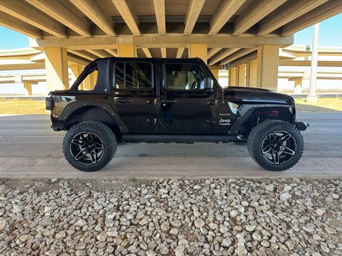 Used 2020 Jeep Wrangler Unlimited Sahara image 2