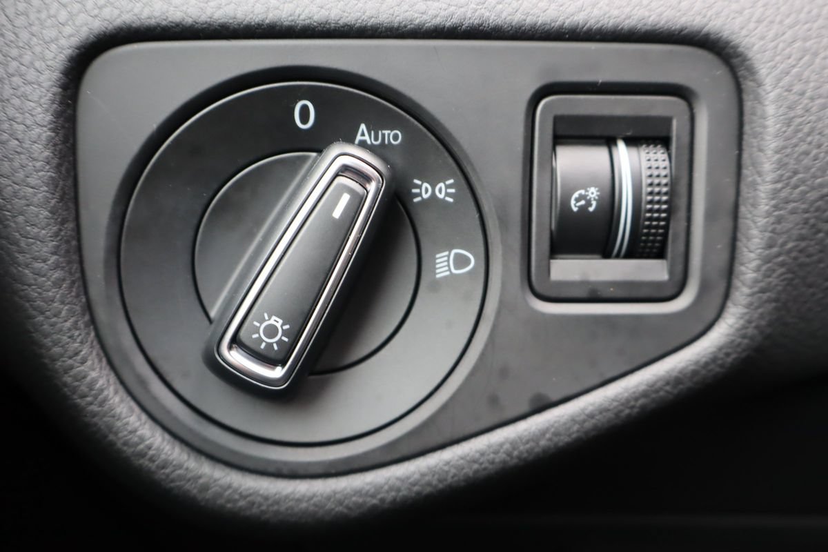 Used 2018 Volkswagen Golf S FWD image 28