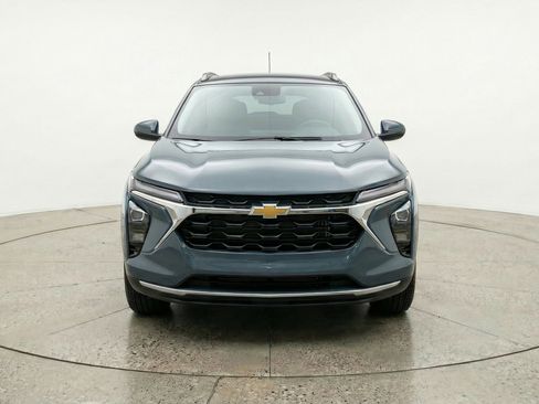 Used 2025 Chevrolet Trax LT w/ LT Convenience Package image 2