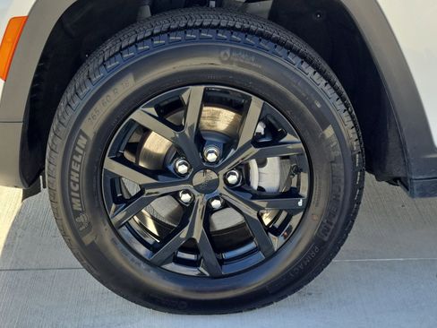 Used 2025 Jeep Grand Cherokee Altitude image 12