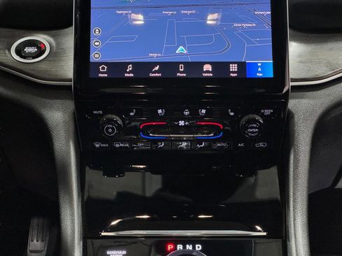 Used 2024 Jeep Grand Cherokee L Limited w/ Luxury Tech Group II image 17